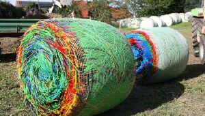 So schaut's aus: bunte Strohballen-Kunst. So schaut's aus: bunte Strohballen-Kunst.