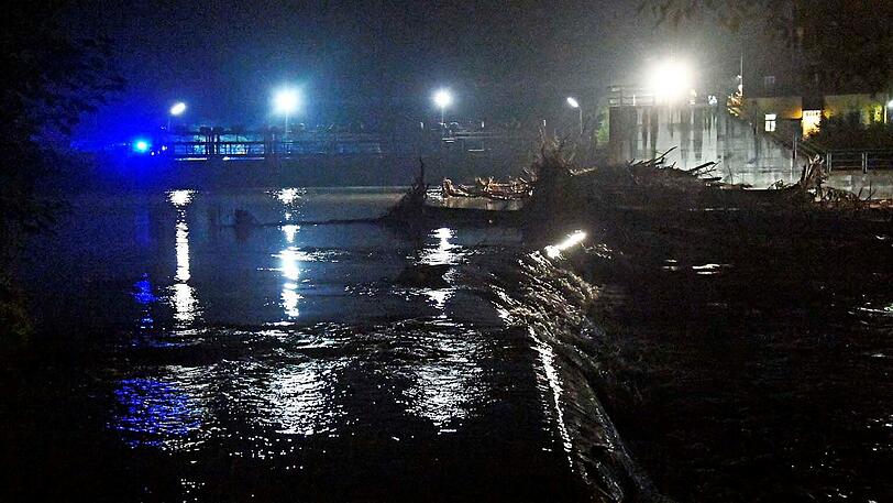 Bei einem nächtlichen Trip mit dem Schlauchboot mussten drei Personen an der Großhesseloher Wehr aus der Isar gerettet werden.