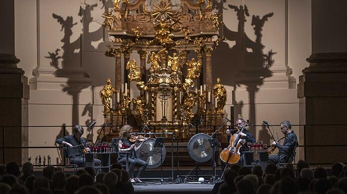 Das Quartett Meta4 spielt George Crumb in der Kollegienkirche.