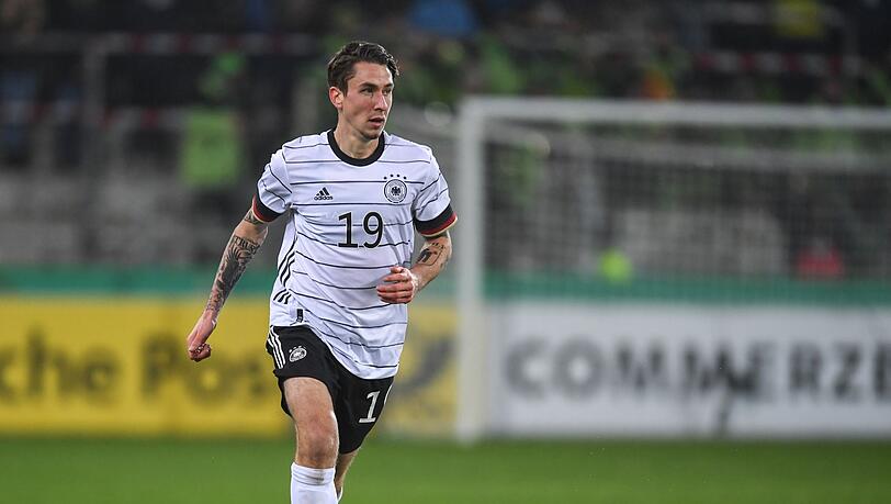 Adrian Fein spielt den Ball.