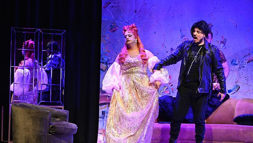 Die in Countertenor-Lage singende Drag Queen Uri Elkayam mit Rodrigo Trosino (Alfred) in Verdis Oper "La Traviata".