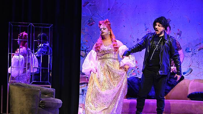 Die in Countertenor-Lage singende Drag Queen Uri Elkayam mit Rodrigo Trosino (Alfred) in Verdis Oper "La Traviata".