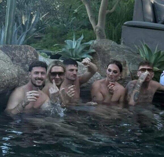 Jannik Kontalis (li.) planscht im Pool von Bill Kaulitz (2.v.li.) in Los Angeles Jannik Kontalis (li.) planscht im Pool von Bill Kaulitz (2.v.li.) in Los Angeles