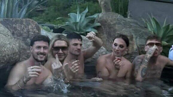 Jannik Kontalis (li.) planscht im Pool von Bill Kaulitz (2.v.li.) in Los Angeles