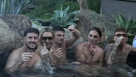 Jannik Kontalis (li.) planscht im Pool von Bill Kaulitz (2.v.li.) in Los Angeles