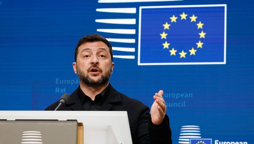 Der ukrainische Staatschef Wolodymyr Selenskyj hat bei einer Pressekonferenz in Brüssel China eine Unterstützung von Russland vorgeworfen.
