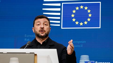 Der ukrainische Staatschef Wolodymyr Selenskyj hat bei einer Pressekonferenz in Brüssel China eine Unterstützung von Russland vorgeworfen.