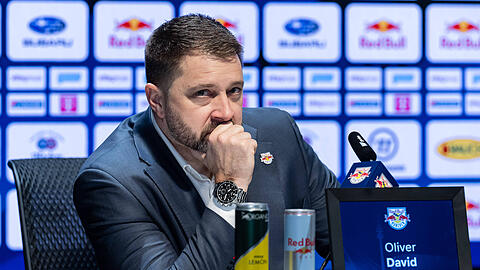 Seit Sommer 2025 ist Oliver David Cheftrainer des EHC Red Bull M&uuml;nchen. Noch einem holprigen Start kommt der Eishockeyclub ins Rollen und ist derzeit die mitunter hei&szlig;este Aktie in der DEL.
