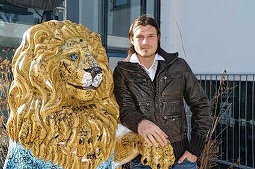 Hand drauf! Stürmer Djordje Rakic soll ab sofort die Löwen verstärken.