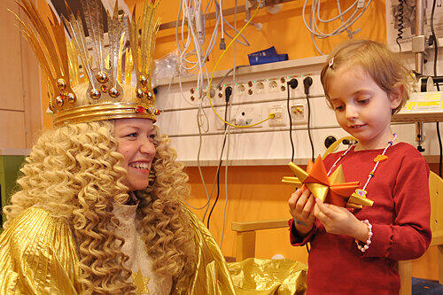 Das Nürnberger Christkind Johanna Heller mit Lara: Die Vierjährige freute sich über den Besuch &ndash; und übers Geschenk.