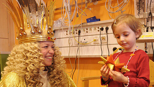Das Nürnberger Christkind Johanna Heller mit Lara: Die Vierjährige freute sich über den Besuch – und übers Geschenk. Das Nürnberger Christkind Johanna Heller mit Lara: Die Vierjährige freute sich über den Besuch – und übers Geschenk.