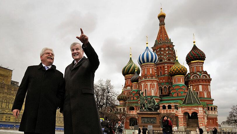 Der bayerische Ministerpraesident Horst Seehofer (CSU) und Bayerns Wirtschaftsminister Martin Zeil (FDP, l.) posieren auf dem Roten Platz in Moskau vor der St. Basilius Kirche. Der bayerische Ministerpraesident Horst Seehofer (CSU) und Bayerns Wirtschaftsminister Martin Zeil (FDP, l.) posieren auf dem Roten Platz in Moskau vor der St. Basilius Kirche.