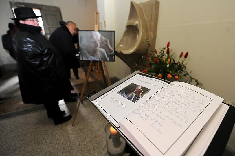 Angehörige Weggefährten, Kollegen und Freunde nehmen Abschied von dem Sänger und Schauspieler, der am Heiligen Abend (24.12.2011) im Alter von 108 Jahren gestorben war.
