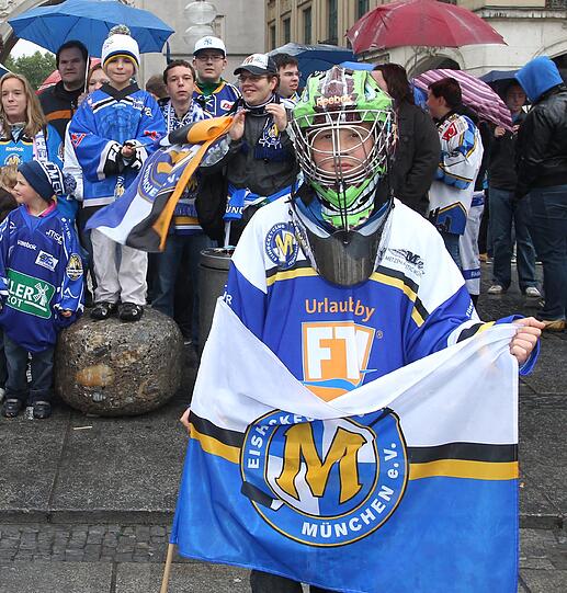 Eine große Familie: Die kleinen und großen Fans des EHC München wollen das Aus nicht akzeptieren.