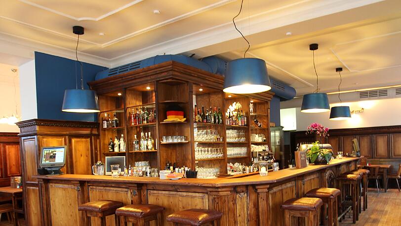Fesch: Der satte Blauton an der Bar. Passt gut zum alten Holz, und den meisten Gästen gefällt’s. Fesch: Der satte Blauton an der Bar. Passt gut zum alten Holz, und den meisten Gästen gefällt’s.