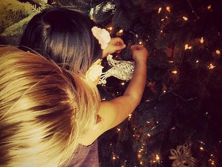 Mama Katherine und Tochter Naleigh schmücken den Weihnachtsbaum