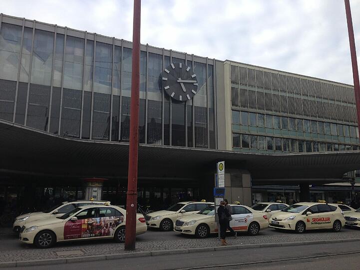 Seit Freitag stehen die Zeiger der Bahnhofsuhr still.