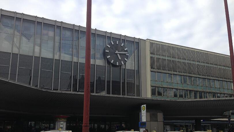 Seit Freitag stehen die Zeiger der Bahnhofsuhr still. Seit Freitag stehen die Zeiger der Bahnhofsuhr still.