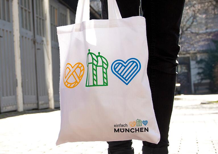 Putzige Werbe-Gimmicks: Coffee-to-Go-Becher mit Herz-Muster, Radlklingeln im Streifen-Look, Jutebeutel mit Logo oder Bierfilzl mit sonnigen Punkten und einiges mehr.