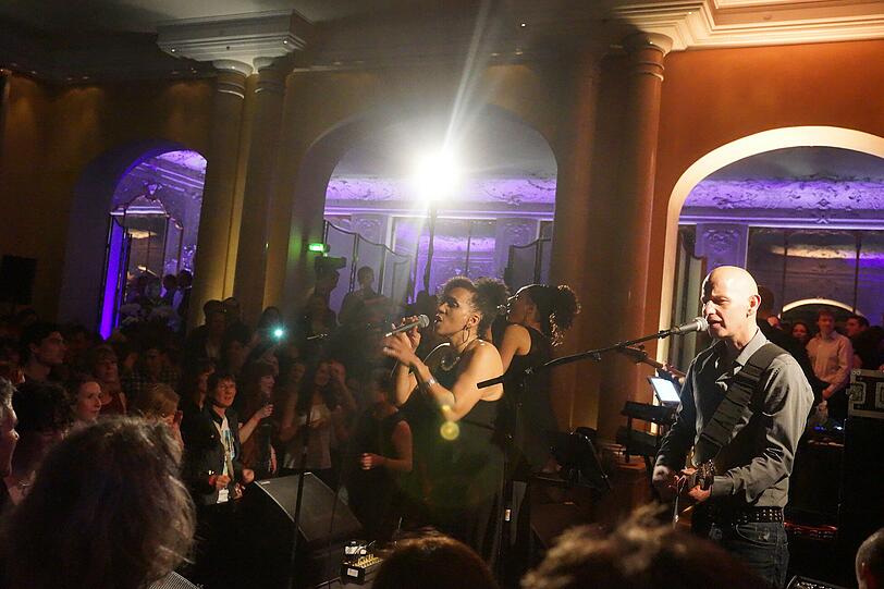 Jeni Williams und Black Bohemia spielten zur Langen Nacht der Musik im Atrium im Hotel Bayerischer Hof.