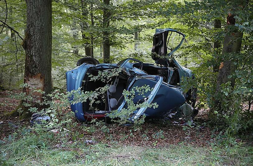 Nach einem schweren Verkehrsunfall im unterfränkischen Unterschleichach ist eine 19-jährige Frau gestorben. Die Bilder vom Unfallort.