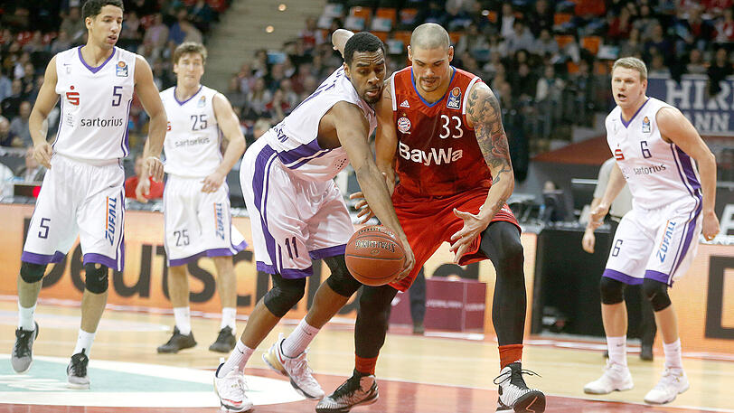 Maik Zirbes im Duell mit dem Göttinger Daruis Carter (links).