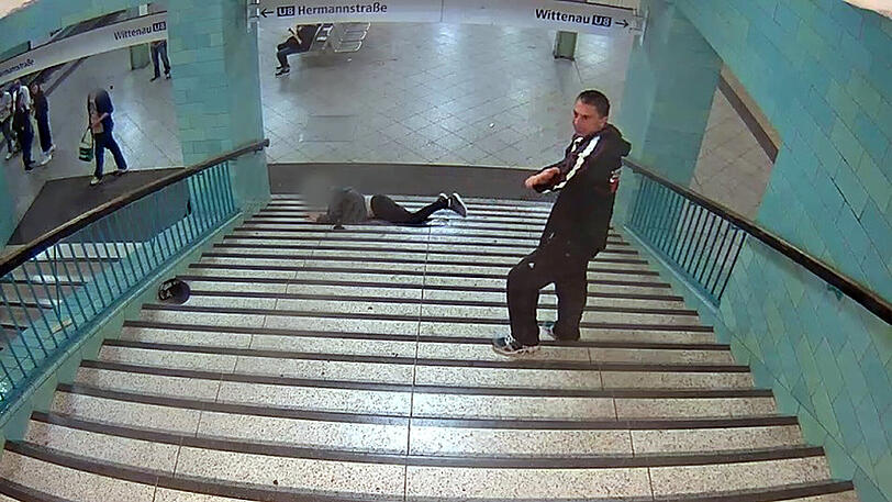 Mit diesen Bildern fahndet die Berliner Polizei nach dem Unbekannten, der einen Mann die Treppe hinuntergestoßen hat.