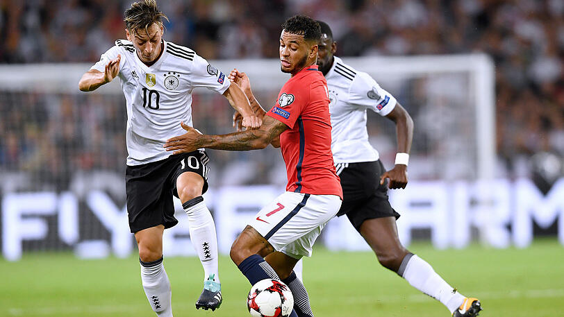 MESUT ÖZIL - NOTE 2: In Prag gab er einen Achter im linken Mittelfeld, gegen Norwegen setzte er das Signal für die Tore-Show, traf zum 1:0 und bediente Draxler vor dem 2:0.