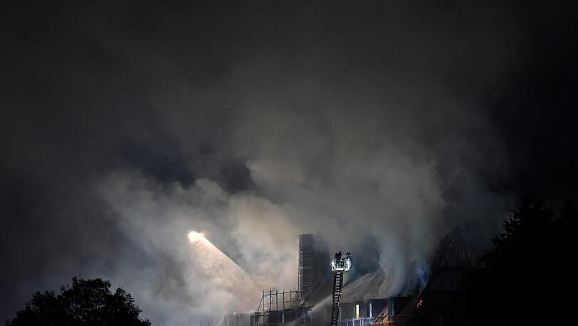Feuerwehrleute löschen im Bereich des Klosters Rottenbuch den Dachstuhl eines Gebäudes, der in voller Ausdehnung brennt. Feuerwehrleute löschen im Bereich des Klosters Rottenbuch den Dachstuhl eines Gebäudes, der in voller Ausdehnung brennt.