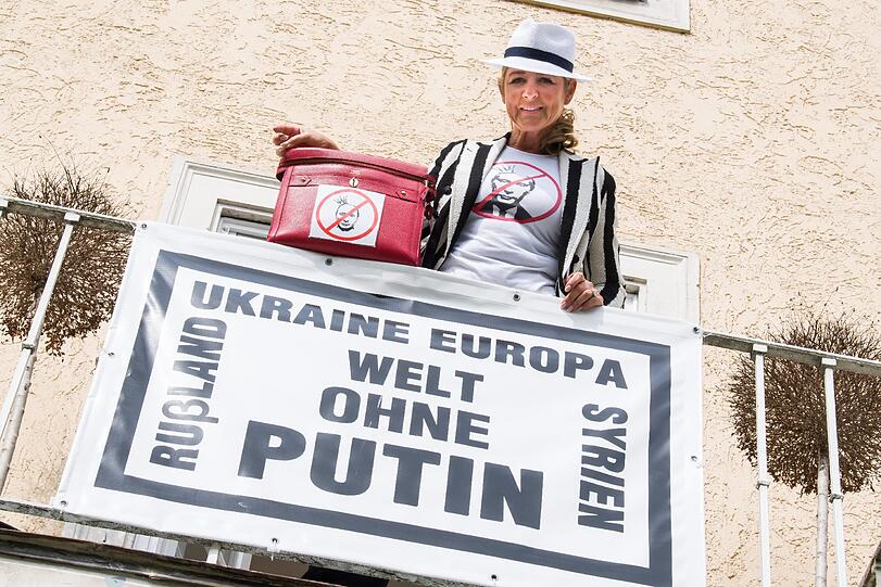 Irina Revina Hofmann: Seit Jahren macht die Russin in Bogenhausen Stimmung gegen Wladimir Putin - und das unübersehbar und in Sichtweite des russischen Konsulats.