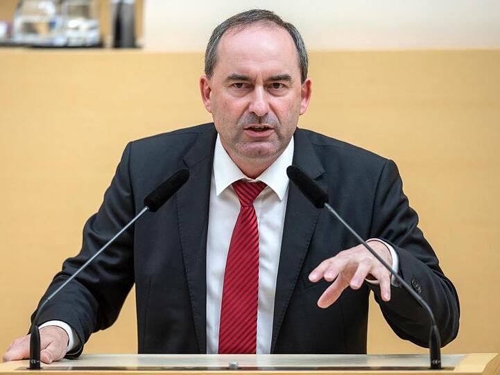 Hubert Aiwanger (Freie Wähler), Bayerns Wirtschaftsminister, spricht im Landtag. Foto: Sina Schuldt/Archivbild