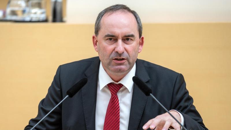 Hubert Aiwanger (Freie Wähler), Bayerns Wirtschaftsminister, spricht im Landtag. Foto: Sina Schuldt/Archivbild Hubert Aiwanger (Freie Wähler), Bayerns Wirtschaftsminister, spricht im Landtag. Foto: Sina Schuldt/Archivbild