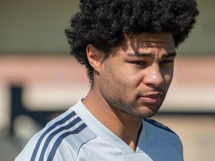 Serge Gnabry, Spieler des FC Bayern, kommt zu einer Übungseinheit am Vormittag auf das Trainingsgelände. Foto: Peter Kneffel/dpa/Archivbild