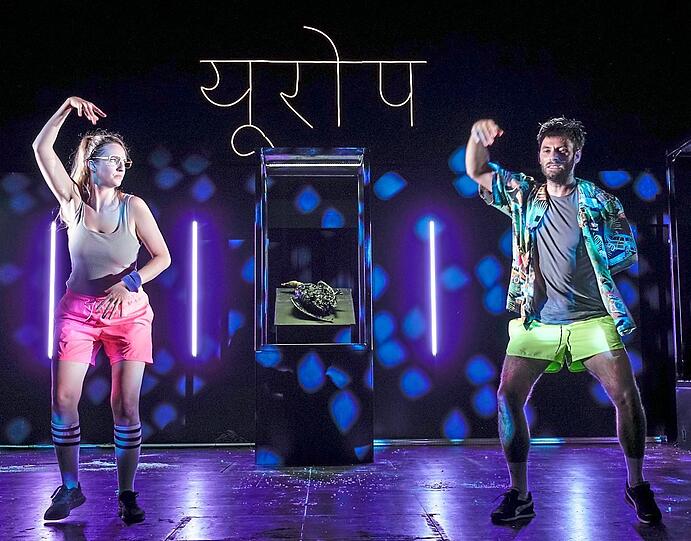Das Münchner Volkstheater zeigt derzeit Aufführungen von Josef Haders und Alfred Dorfers "Indien" - bei schönem Wetter im Garten, sonst im Theater an der Brienner Straße.