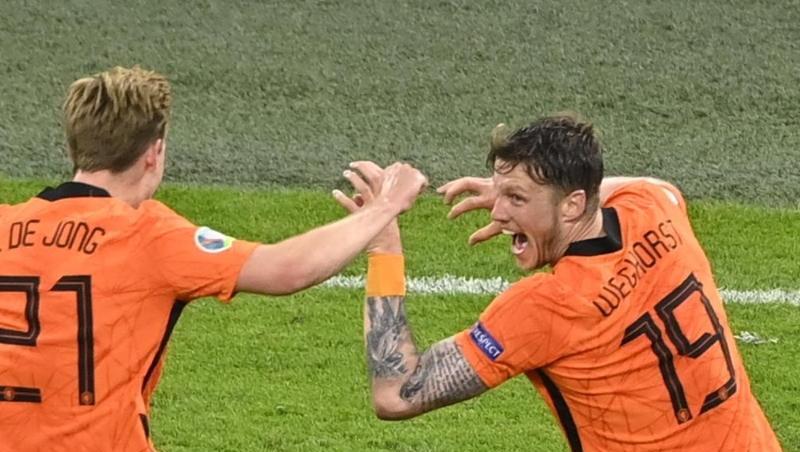 Gefeierte Niederländer beim Sieg gegen die Ukraine: Wout Weghorst (r).