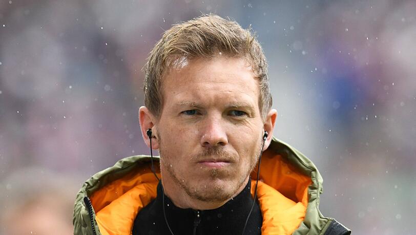 Bayerns Trainer Julian Nagelsmann steht am Spielfeldrand.