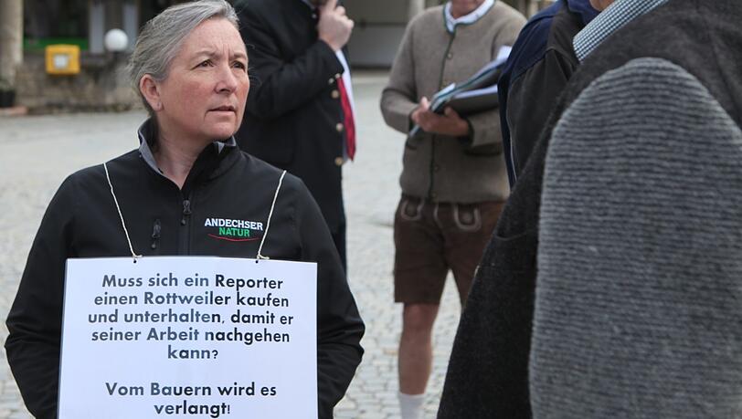 Anja Fagerer mit einem Protestschild.