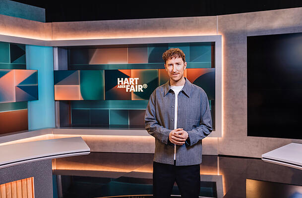 Moderator Louis Klamroth steht in der neuen Kulisse von "Hart aber fair" Moderator Louis Klamroth steht in der neuen Kulisse von "Hart aber fair"