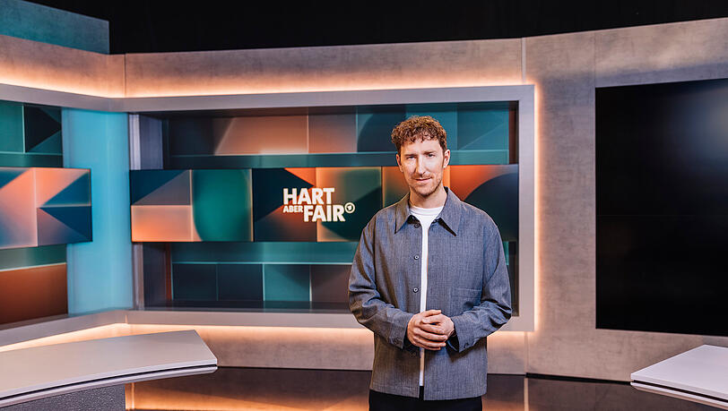 Moderator Louis Klamroth steht in der neuen Kulisse von "Hart aber fair" Moderator Louis Klamroth steht in der neuen Kulisse von "Hart aber fair"