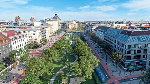 Aktuell reihen sich noch Autos auf der Sonnenstraße zwischen Sendlinger Tor und Stachus aneinander. Doch das könnte bald Vergangenheit sein. Ab dem Jahr 2035 stellt sich der Bund Naturschutz die Gegend so vor. Autos sind auf der Visualisierung nicht mehr zu sehen.