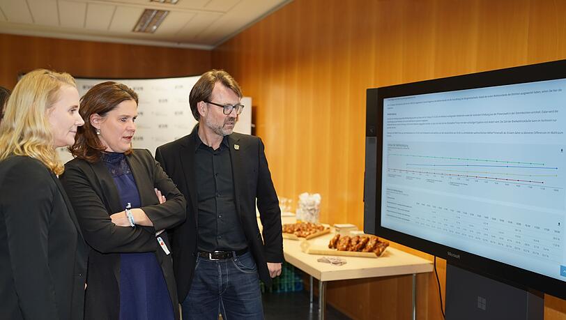 KVR-Chefin Hanna Sammüller, Bürgermeisterin Verena Dietl (SPD) und Sportreferent Florian Kraus warten auf das Ergebnis. KVR-Chefin Hanna Sammüller, Bürgermeisterin Verena Dietl (SPD) und Sportreferent Florian Kraus warten auf das Ergebnis.