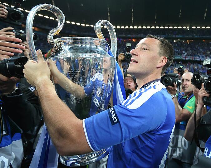 Grenzenlose Freude beim FC Chelsea: Überglücklich posieren die Spieler mit ihrem Pokal. Die Bilder vom britischen Siegestaumel.