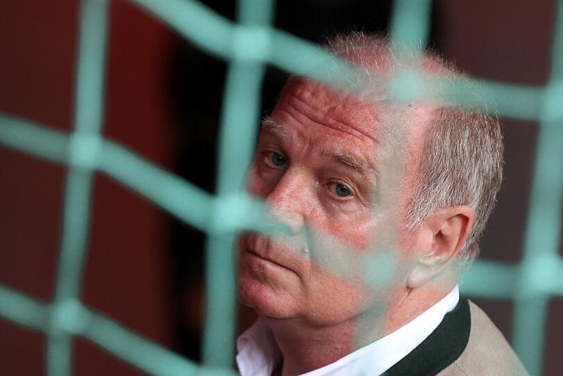 14. März 2014: Hoeneß verzichtet auf Revision. Zudem legt er seine Ämter als Präsident und Aufsichtsratsvorsitzender von Bayern München mit sofortiger Wirkung nieder.