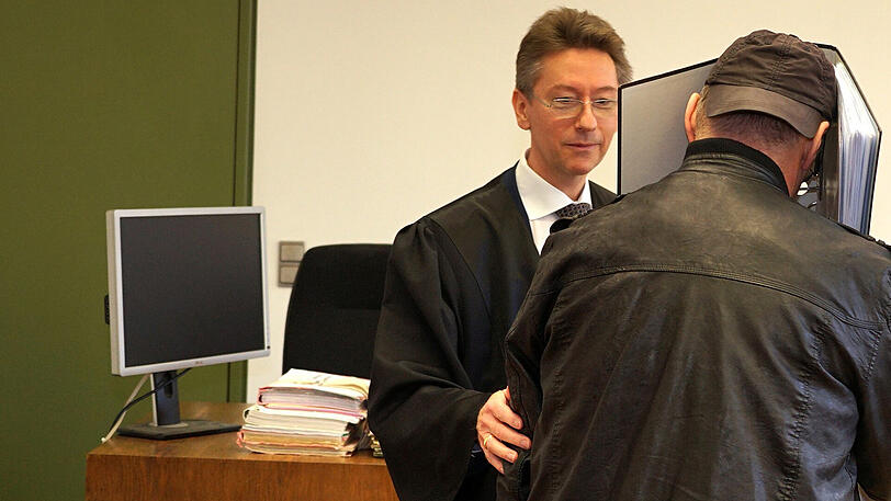 Ein Altenpflegerhelfer aus Planegg steht wegen eines mutmaßlichen vierten Missbrauchsopfers vor Gericht.