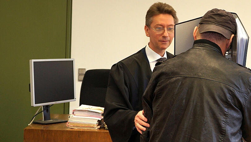 Ein Altenpflegerhelfer aus Planegg steht wegen eines mutmaßlichen vierten Missbrauchsopfers vor Gericht. Ein Altenpflegerhelfer aus Planegg steht wegen eines mutmaßlichen vierten Missbrauchsopfers vor Gericht.