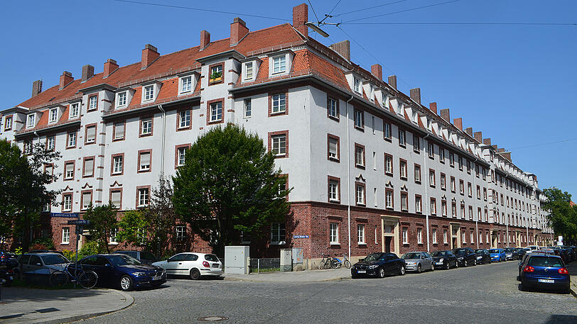 Der Architekt Karl Stöhr entwarf einige bekannte Bauten in München: das Deutsche Theater, das ehemalige Ballin-Haus am Promenadeplatz, das Hotel Rosengarten an der Schützenstraße. Außerdem viele Geschäfts-, und Wohnbauten wie die Ludwig-Richter-Höfe an Agnes-Bernauer-, Lautensack- und Schedelstraße. Der Block mit einem betörenden grünen Innenhof wurde 2007 von Patrizia Immobilien gekauft und sollte aufgestockt werden. Der geplanten Tiefgarage im Hof wären zwölf 90-jährigen Bäume zum Opfer gefallen, was engagierte Bewohner verhinderten. Führungen zur sonst unzugänglichen Architektur ab Treffpunkt Schedelstraße 5, von 11 bis 15 Uhr. Infos unter 089 571212 oder hartmut-rohling@t-online.de