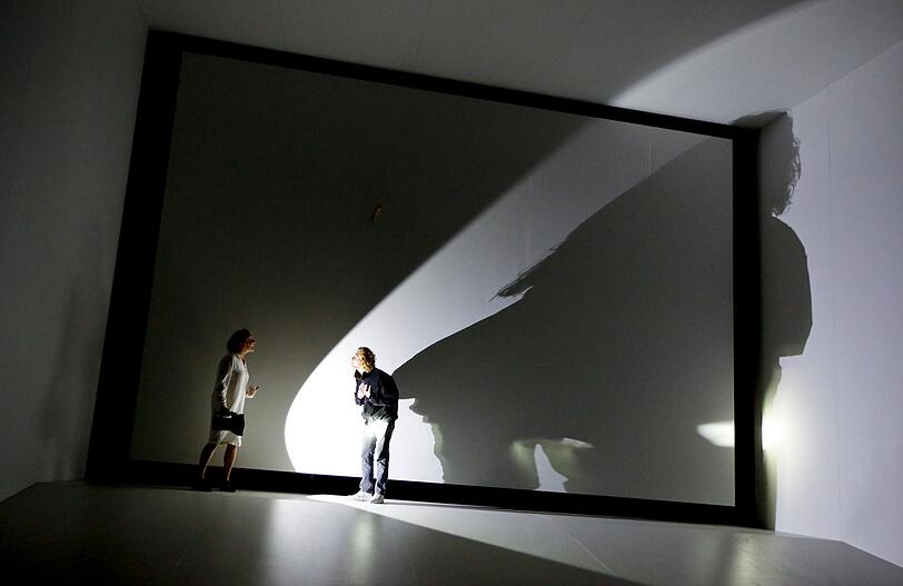 Myriam Schröder (Clara) und Johannes Nussbaum (Kevin) verloren im riesigen Bühnenraum von Irina Schicketanz im Residenztheater.