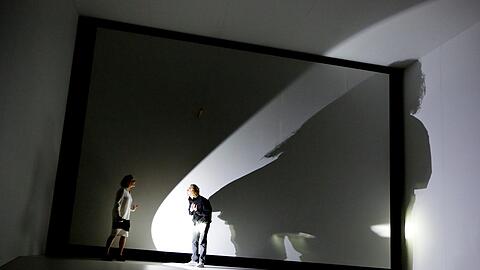 Myriam Schröder (Clara) und Johannes Nussbaum (Kevin) verloren im riesigen Bühnenraum von Irina Schicketanz im Residenztheater.