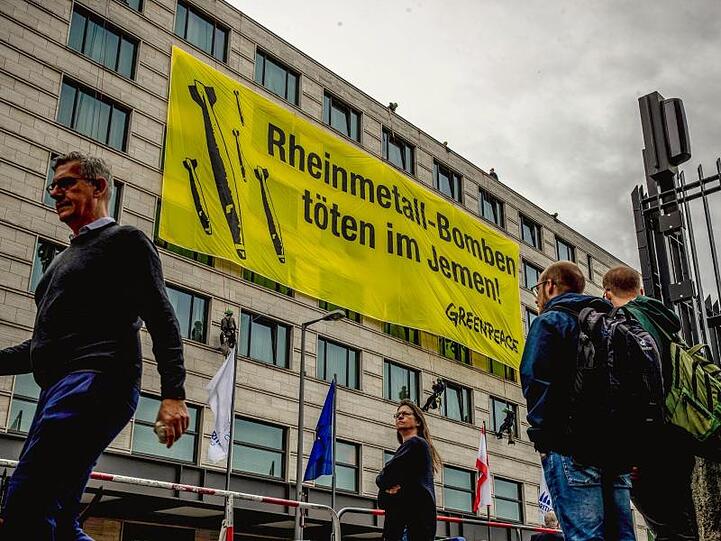 Aktivisten von Greenpeace haben ein Plakat mit der Aufschrift "Rheinmetall-Bomben töten im Jemen!" am Veranstaltungshotel der Rheinmetall Hauptversammlung entrollt.