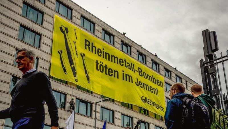 Aktivisten von Greenpeace haben ein Plakat mit der Aufschrift "Rheinmetall-Bomben töten im Jemen!" am Veranstaltungshotel der Rheinmetall Hauptversammlung entrollt. Aktivisten von Greenpeace haben ein Plakat mit der Aufschrift "Rheinmetall-Bomben töten im Jemen!" am Veranstaltungshotel der Rheinmetall Hauptversammlung entrollt.